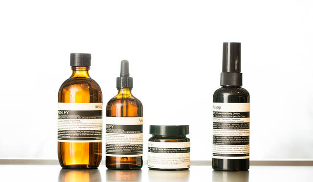 ケイトさんが開発に携わったなかでも、とく印象深いといって教えてくれたスキンケアアイテム。左2点はパセリシードラインから。パセリシードオイルは抗酸化作用を備えており、汚染物質や生活習慣によって引き起こされる日々の環境ストレスやダメージの影響を最小限に抑える働きがある。中央の「B トリプル C フェイシャル モイスチャライジング ジェル マスク」はビタミン豊富なマスク。右の「プロテクティブ ボディローション SPF50」は３月に登場した日焼け止め。