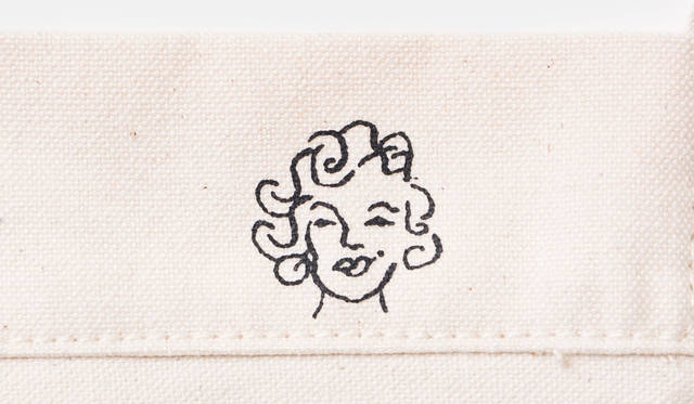 「Kennedy」のロゴプリント