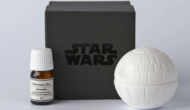 <strong>Bibliotheque Blanc｜ビブリオテーク ブラン</strong><br />「STAR WARS / アロマオーナメント」　銀河帝国の最終兵器としてつくられたDeath Starをモデルにした白いDeath Star。「Death Star（デススター）」5400円　© & ™ Lucasfilm Ltd