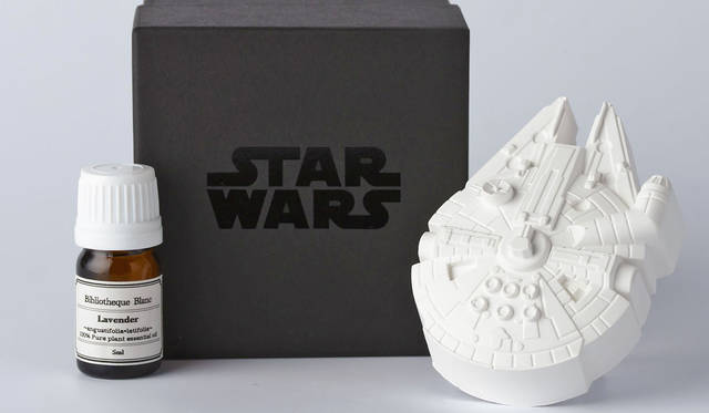 <strong>Bibliotheque Blanc｜ビブリオテーク ブラン</strong><br />「STAR WARS / アロマオーナメント」 フォースの覚醒でも活躍が期待されるハンソロ船長の「銀河系最速のガラクタ」の異名をもつ宇宙船。「Millennium Falcon（ミレニアムファルコン）」5400円　© & ™ Lucasfilm Ltd