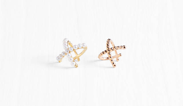 MOBIUS Ear cuff 左：6万6960円　右：5万9400円
