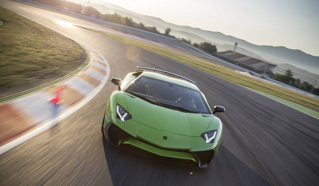 02_Lamborghini_Aventador_SV