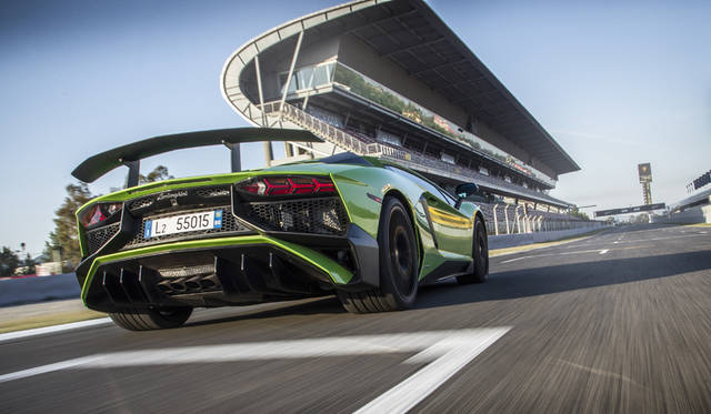 10_Lamborghini_Aventador_SV