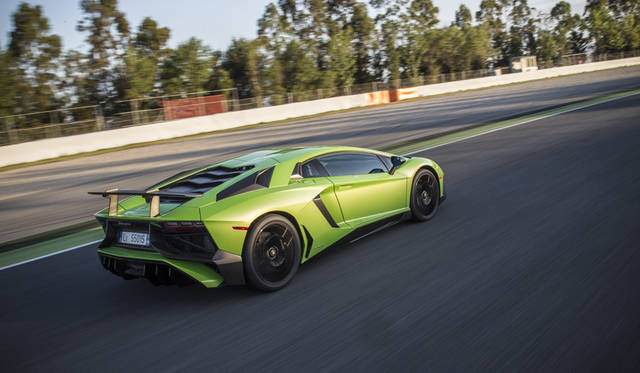 12_Lamborghini_Aventador_SV