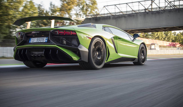19_Lamborghini_Aventador_SV