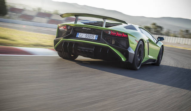 22_Lamborghini_Aventador_SV