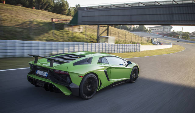 24_Lamborghini_Aventador_SV