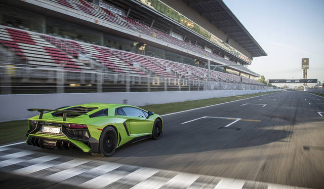 32_Lamborghini_Aventador_SV