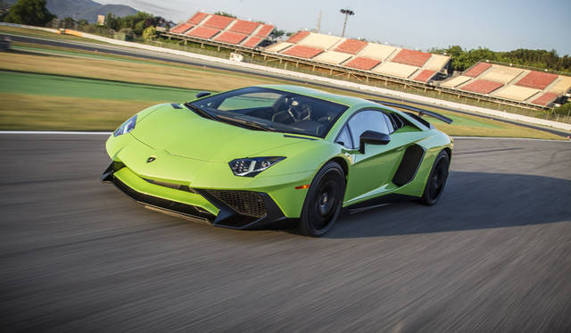 33_Lamborghini_Aventador_SV
