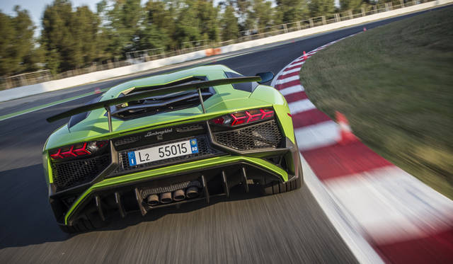 34_Lamborghini_Aventador_SV