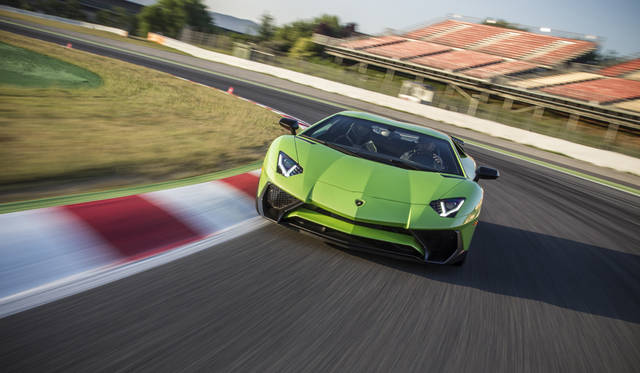 35_Lamborghini_Aventador_SV