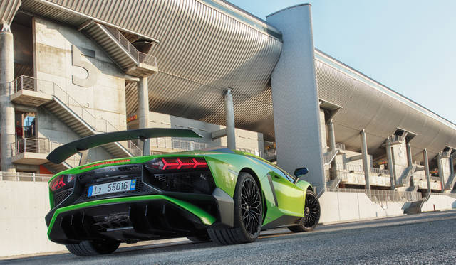 40_Lamborghini_Aventador_SV