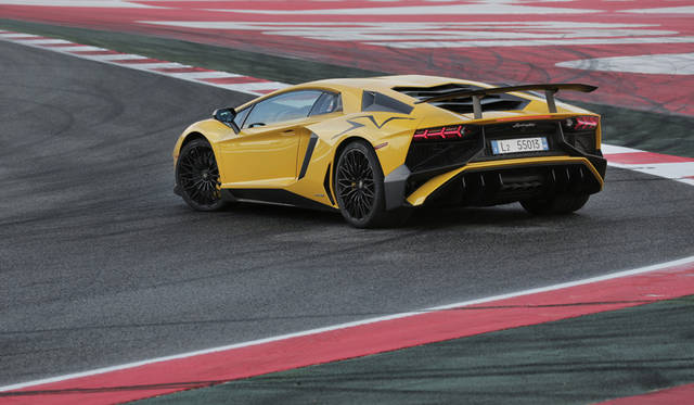 64_Lamborghini_Aventador_SV