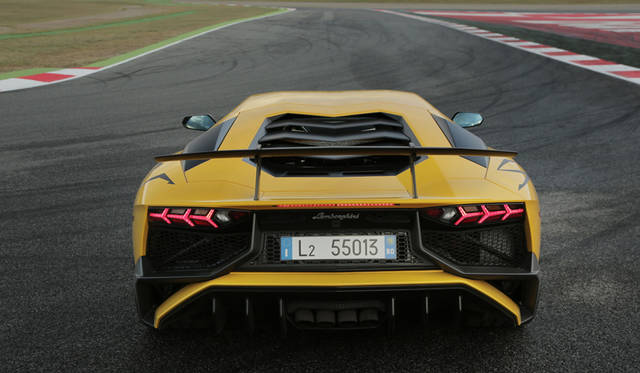 67_Lamborghini_Aventador_SV