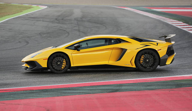 68_Lamborghini_Aventador_SV