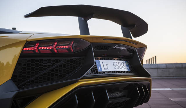 73_Lamborghini_Aventador_SV
