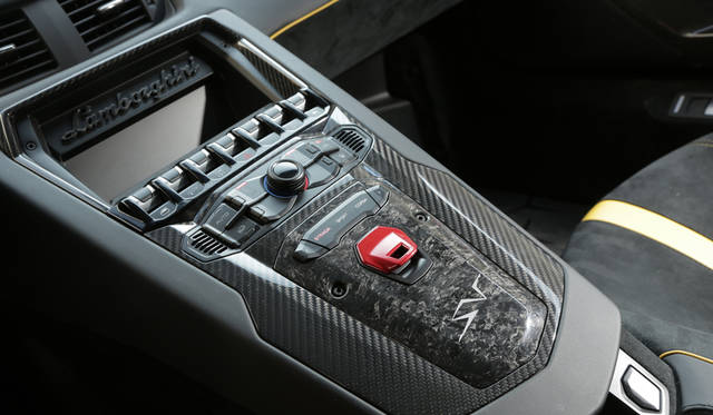 80_Lamborghini_Aventador_SV