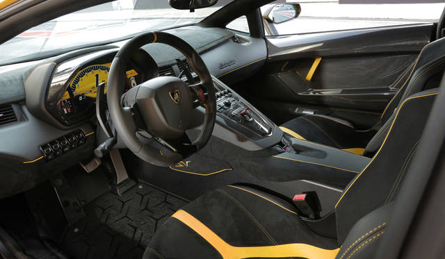 77_Lamborghini_Aventador_SV