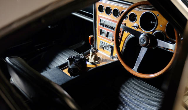 カメラ｜FUJIFILM X-T10 18-55mm レンズキット<br>車両｜トヨタ「2000GT」<br>撮影協力｜NPO法人ToSCA（魔方陣スーパーカーミュージアム）<br><br><strong>FUJIFILM X-T10 18-55mm レンズキット</strong><br>実勢価格｜12万円前後<br><br>富士フイルム FinePixサポートセンター<br>Tel. 050-3786-1060<br>http://fujifilm.jp/<br>