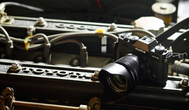 カメラ｜FUJIFILM X-T10 18-55mm レンズキット<br>車両｜トヨタ「2000GT」<br>撮影協力｜NPO法人（魔方陣スーパーカーミュージアム）ToSCA<br><br><strong>FUJIFILM X-T10 18-55mm レンズキット</strong><br>実勢価格｜12万円前後<br><br>富士フイルム FinePixサポートセンター<br>Tel. 050-3786-1060<br>http://fujifilm.jp/<br>