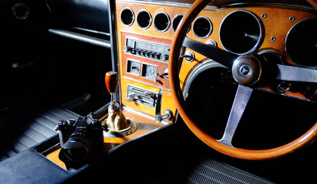 カメラ｜FUJIFILM X-T10 18-55mm レンズキット<br>車両｜トヨタ「2000GT」<br>撮影協力｜NPO法人ToSCA（魔方陣スーパーカーミュージアム）<br><br><strong>FUJIFILM X-T10 18-55mm レンズキット</strong><br>実勢価格｜12万円前後<br><br>富士フイルム FinePixサポートセンター<br>Tel. 050-3786-1060<br>http://fujifilm.jp/<br>