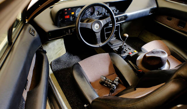 カメラ｜FUJIFILM X-T10 18-55mm レンズキット<br>車両｜BMW「M1」<br>撮影協力｜NPO法人ToSCA（魔方陣スーパーカーミュージアム）