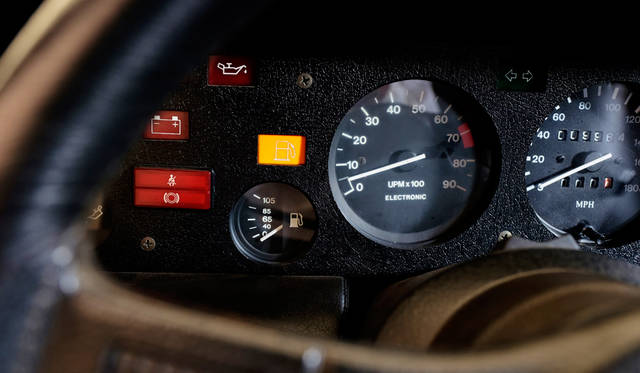 車両｜BMW「M1」<br>撮影協力｜NPO法人ToSCA（魔方陣スーパーカーミュージアム）