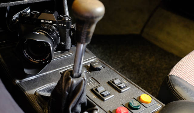 カメラ｜FUJIFILM X-T10 18-55mm レンズキット<br>車両｜BMW「M1」<br>撮影協力｜NPO法人ToSCA（魔方陣スーパーカーミュージアム）<br><br><strong>FUJIFILM X-T10 18-55mm レンズキット</strong><br>実勢価格｜12万円前後<br><br>富士フイルム FinePixサポートセンター<br>Tel. 050-3786-1060<br>http://fujifilm.jp/<br>