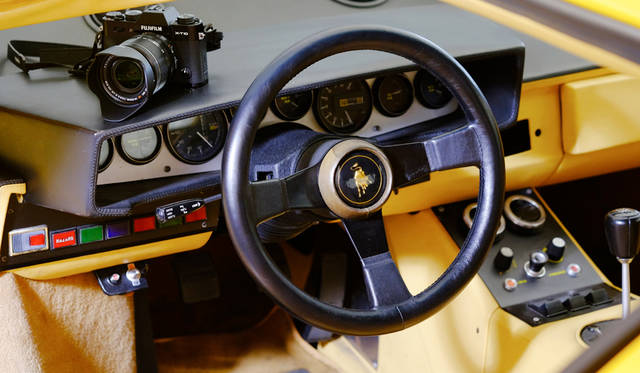 カメラ｜FUJIFILM X-T10 18-55mm レンズキット<br>車両｜ランボルギーニ 「カウンタック LP400」<br>撮影協力｜NPO法人ToSCA（魔方陣スーパーカーミュージアム）<br><br><strong>FUJIFILM X-T10 18-55mm レンズキット</strong><br>実勢価格｜12万円前後<br><br>富士フイルム FinePixサポートセンター<br>Tel. 050-3786-1060<br>http://fujifilm.jp/<br>