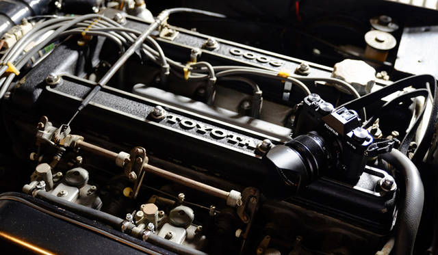 カメラ｜FUJIFILM X-T10 18-55mm レンズキット<br>車両｜トヨタ「2000GT」<br>撮影協力｜NPO法人ToSCA（魔方陣スーパーカーミュージアム）<br><br><strong>FUJIFILM X-T10 18-55mm レンズキット</strong><br>実勢価格｜12万円前後<br><br>富士フイルム FinePixサポートセンター<br>Tel. 050-3786-1060<br>http://fujifilm.jp/<br>