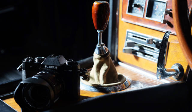 カメラ｜FUJIFILM X-T10 18-55mm レンズキット<br>車両｜トヨタ「2000GT」<br>撮影協力｜NPO法人ToSCA（魔方陣スーパーカーミュージアム）<br><br><strong>FUJIFILM X-T10 18-55mm レンズキット</strong><br>実勢価格｜12万円前後<br><br>富士フイルム FinePixサポートセンター<br>Tel. 050-3786-1060<br>http://fujifilm.jp/<br>