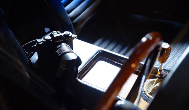 カメラ｜FUJIFILM X-T10 18-55mm レンズキット<br>車両｜トヨタ「2000GT」<br>撮影協力｜NPO法人ToSCA（魔方陣スーパーカーミュージアム）<br><br><strong>FUJIFILM X-T10 18-55mm レンズキット</strong><br>実勢価格｜12万円前後<br><br>富士フイルム FinePixサポートセンター<br>Tel. 050-3786-1060<br>http://fujifilm.jp/<br>