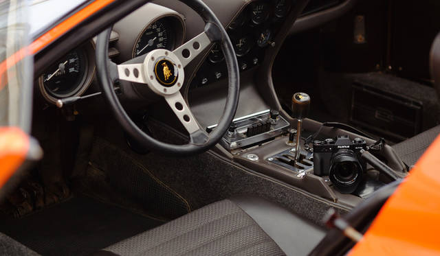 カメラ｜FUJIFILM X-T10 18-55mm レンズキット<br>車両｜ランボルギーニ「ミウラ P400」<br>撮影協力｜NPO法人ToSCA（魔方陣スーパーカーミュージアム）