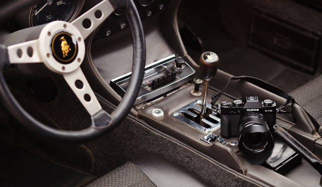 カメラ｜FUJIFILM X-T10 18-55mm レンズキット<br>車両｜ランボルギーニ「ミウラ P400」<br>撮影協力｜NPO法人ToSCA（魔方陣スーパーカーミュージアム）<br><br><strong>FUJIFILM X-T10 18-55mm レンズキット</strong><br>実勢価格｜12万円前後<br><br>富士フイルム FinePixサポートセンター<br>Tel. 050-3786-1060<br>http://fujifilm.jp/<br>