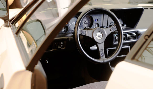 車両｜BMW「M1」<br>撮影協力｜NPO法人ToSCA（魔方陣スーパーカーミュージアム）