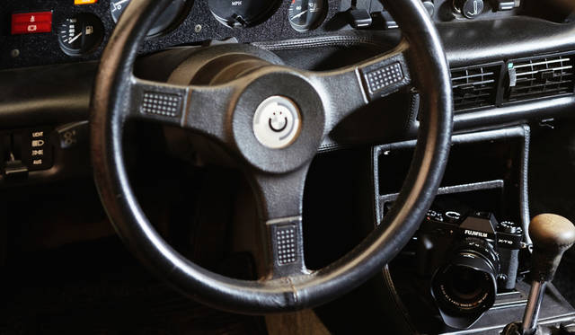 カメラ｜FUJIFILM X-T10 18-55mm レンズキット<br>車両｜BMW「M1」<br>撮影協力｜NPO法人ToSCA（魔方陣スーパーカーミュージアム）