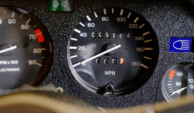 車両｜BMW「M1」<br>撮影協力｜NPO法人ToSCA（魔方陣スーパーカーミュージアム）