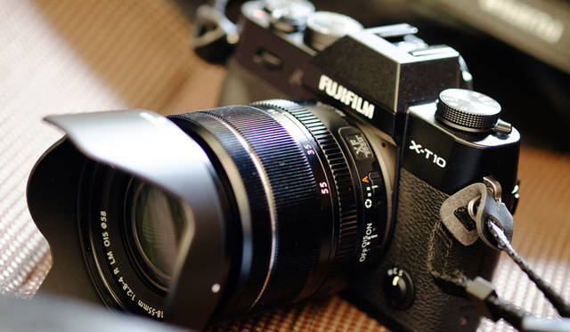 カメラ｜FUJIFILM X-T10 18-55mm レンズキット<br>車両｜BMW「M1」<br>撮影協力｜NPO法人ToSCA（魔方陣スーパーカーミュージアム）<br><br><strong>FUJIFILM X-T10 18-55mm レンズキット</strong><br>実勢価格｜12万円前後<br><br>富士フイルム FinePixサポートセンター<br>Tel. 050-3786-1060<br>http://fujifilm.jp/<br>