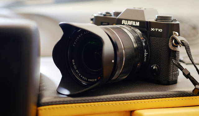 カメラ｜FUJIFILM X-T10 18-55mm レンズキット<br>車両｜ランボルギーニ 「カウンタック LP400」<br>撮影協力｜NPO法人ToSCA（魔方陣スーパーカーミュージアム）<br><br><strong>FUJIFILM X-T10 18-55mm レンズキット</strong><br>実勢価格｜12万円前後<br><br>富士フイルム FinePixサポートセンター<br>Tel. 050-3786-1060<br>http://fujifilm.jp/<br>