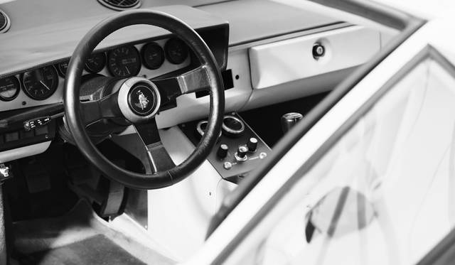 車両｜ランボルギーニ 「カウンタック LP400」<br>撮影協力｜NPO法人ToSCA（魔方陣スーパーカーミュージアム）