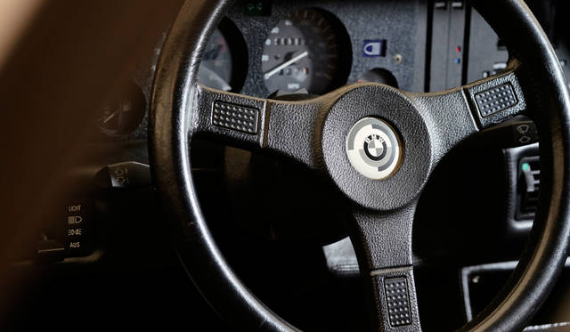 車両｜BMW「M1」<br>撮影協力｜NPO法人ToSCA（魔方陣スーパーカーミュージアム）