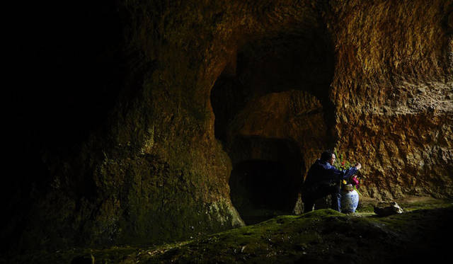 <strong>花器研究所</strong><br />プロジェクト第一弾「Eight Kunshi」 7月4日に佐賀県有田町の泉山磁石場でおこなわれたインスタレーション「BLUE FLOWER REBELLION」　© shiinoki / AMKK