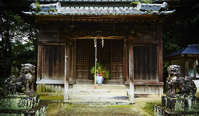 <strong>花器研究所</strong><br />プロジェクト第一弾「Eight Kunshi」 7月4日に佐賀県有田町の泉山磁石場でおこなわれたインスタレーション「BLUE FLOWER REBELLION」　© shiinoki / AMKK