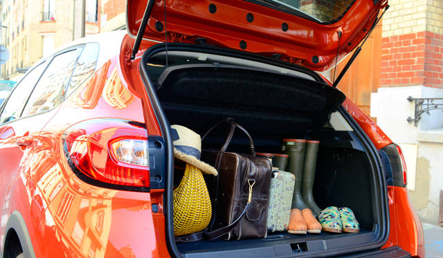 ルノー キャプションの魅力は、そのコンパクトな外観から想像できない収納力。カンパーニュへは必需品の長靴やサボをたっぷり積め込んで