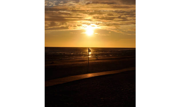 プチバカンスのおしまいは、車のオレンジと偶然にもおなじ色の夕焼けを楽しむ