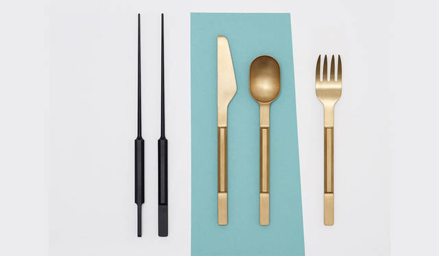 <strong> Valerie_objects｜ヴァレリー・オブジェクツ</strong><br />二俣公一がデザインしたカトラリー（素材：真鍮、樹脂）　photo：Frederik Vercruysse