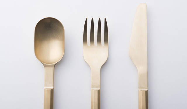 <strong> Valerie_objects｜ヴァレリー・オブジェクツ</strong><br />二俣公一がデザインしたカトラリー（素材：真鍮脂）　photo：Hiroshi Mizusaki