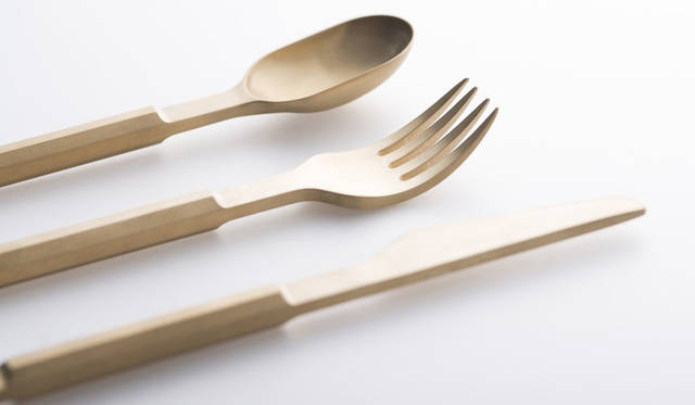 <strong> Valerie_objects｜ヴァレリー・オブジェクツ</strong><br />二俣公一がデザインしたカトラリー（素材：真鍮脂）　photo：Hiroshi Mizusaki