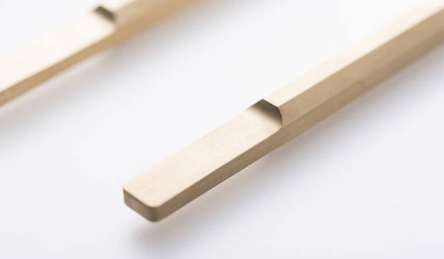 <strong> Valerie_objects｜ヴァレリー・オブジェクツ</strong><br />二俣公一がデザインしたカトラリー（素材：真鍮脂）　photo：Hiroshi Mizusaki