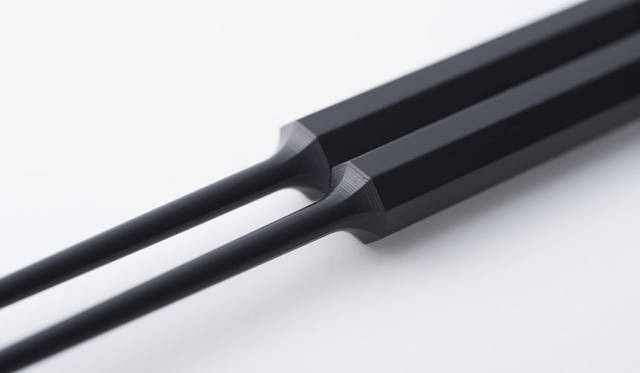 <strong> Valerie_objects｜ヴァレリー・オブジェクツ</strong><br />二俣公一がデザインしたカトラリー（素材：真鍮脂）　photo：Hiroshi Mizusaki